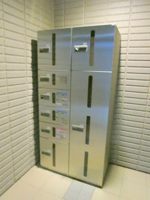 Ｙ，ｓクレスト中野のエントランス|★大型の荷物も入る宅配ボックス★