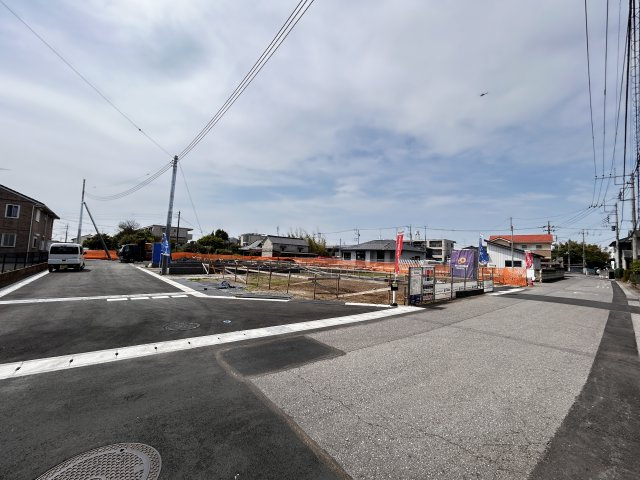 【ブルーミングガーデン】　宇都宮市江曽島町　全6邸の前面道路含む現地写真|〇分譲地　前面道路〇
東6ｍ公道、南6ｍ開発道路に面した全6邸の分譲地。
大きな車の所有や、来客時でも安心して車の出し入れができるゆとりがあります。
〇2026年5月撮影