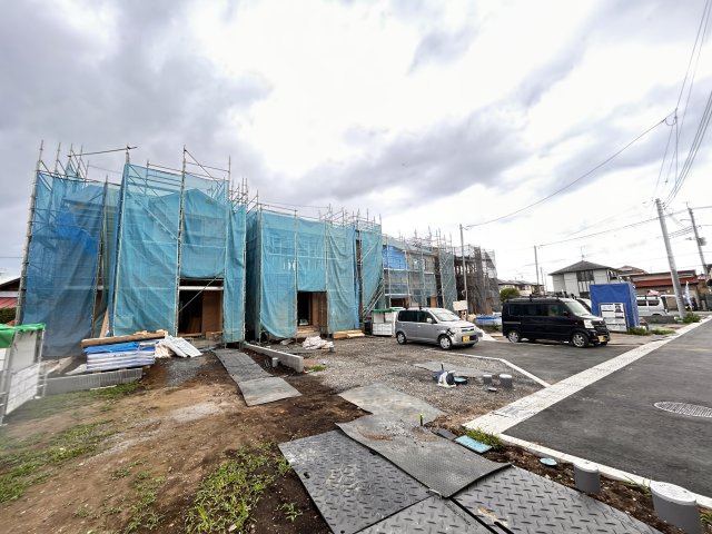 【ブルーミングガーデン】　宇都宮市江曽島町　全6邸の前面道路含む現地写真|〇分譲地　前面道路〇
東6ｍ公道、南6ｍ開発道路に面した全6邸の分譲地。
大きな車の所有や、来客時でも安心して車の出し入れができるゆとりがあります。
〇2026年6月撮影