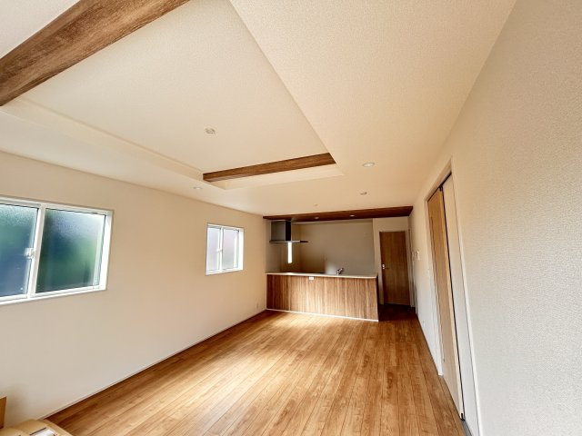 【ブルーミングガーデン】　宇都宮市江曽島町　全6邸のキッチン|〇１号棟　キッチン〇
お料理をしながら、後片付けをしながら会話がはずむ対面キッチン。リビングが見渡せるので小さいお子様がいても安心です。
※2026年9月撮影
