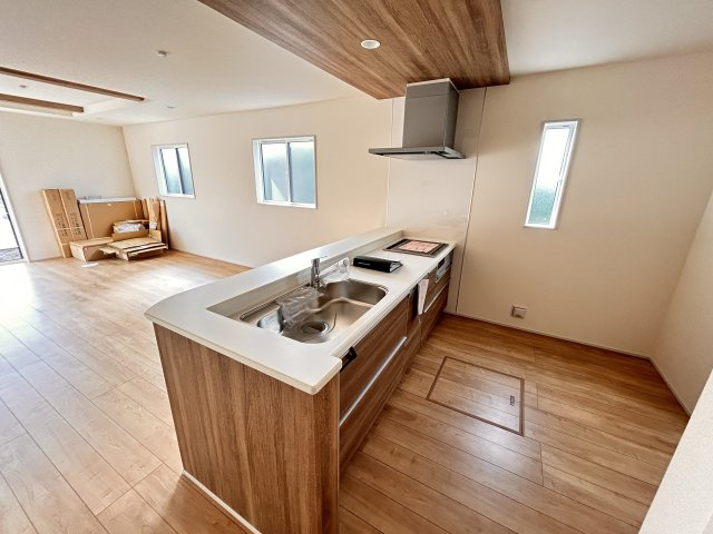 【ブルーミングガーデン】　宇都宮市江曽島町　全6邸の居間・リビング|〇1号棟　LDK18.5帖〇
奥行きがあり家具の配置もしやすい縦長リビング。折上天井を施し、空間に美しい立体感とアクセントが生まれます。家族が自然と集まりたくなる憩いの空間です。
〇2026年9月撮影