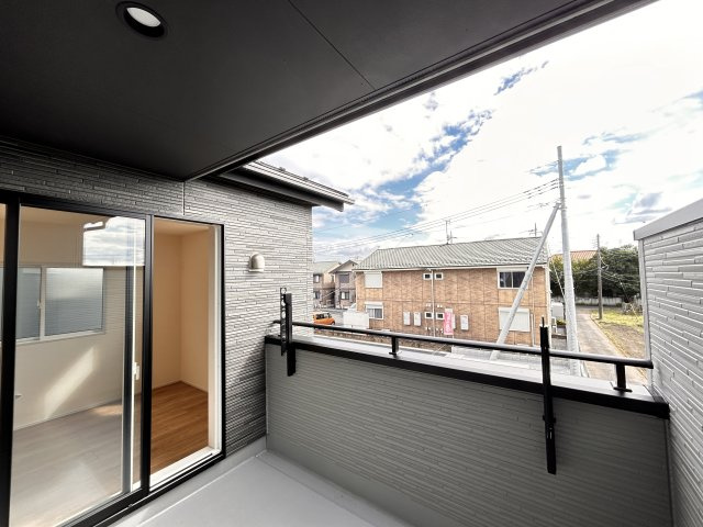 【ブルーミングガーデン】　宇都宮市江曽島町　全6邸の収納|〇1号棟　2F洋室WIC〇
パイプや枕棚で空間を立体的に使います。衣類の種類や使用頻度に合わせて、整頓できます。
２階洋室の２部屋にウォークインクローゼットをご用意しました。
※2026年9月撮影
