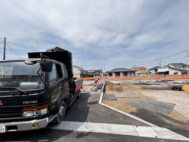 【ブルーミングガーデン】　宇都宮市江曽島町　全6邸の外観|〇2号棟【４LDK＋納戸+カースペース3台】
吹き抜けの明るく開放的なリビング♪リビングイン階段採用でご家族のコミュニケーションが捗るプラン。２面バルコニーも魅力です。
※2026年5月撮影