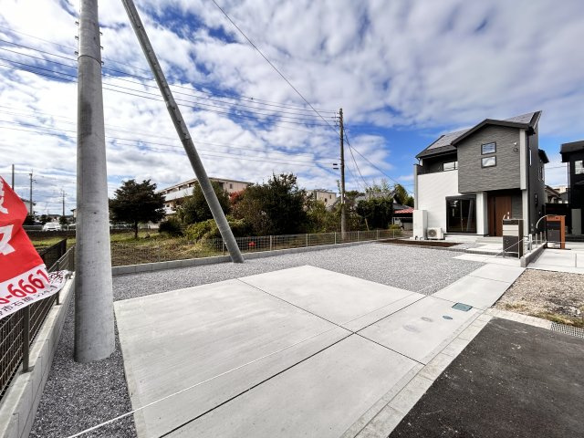 【ブルーミングガーデン】　宇都宮市江曽島町　全6邸の駐車場|〇1号棟　駐車スペース〇
カースペース充実のゆとりある配置！敷地内には並列4台可能！通り抜け出来ない落ち着いた環境で、小さなお子様がいるご家庭でも安心してお過ごしいただけます。
※2026年9月撮影