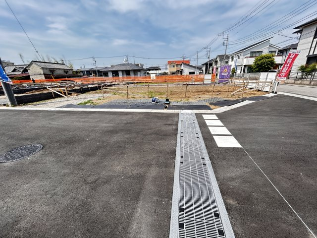 【ブルーミングガーデン】　宇都宮市江曽島町　全6邸の前面道路含む現地写真|〇分譲地〇
物件の詳細は事前に資料をご用意してお待ちしております。９月下旬完成予定！
建築中の為、同シリーズ完成モデルハウス見学可能です。お気軽にお問合せくださいませ。
※2026年5月撮影
