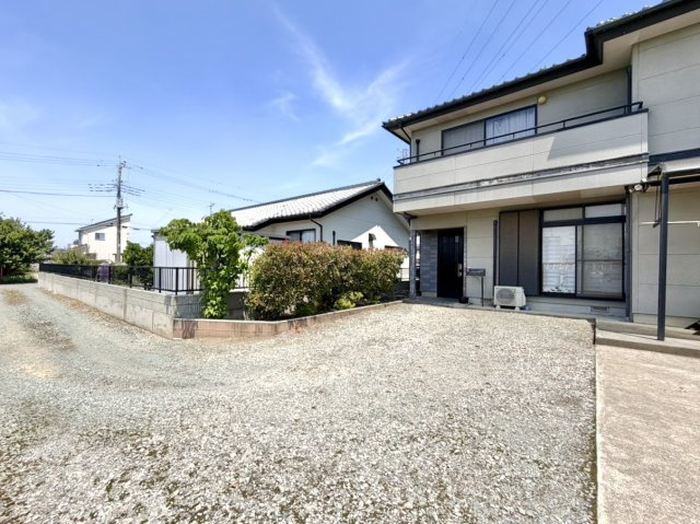【中古戸建】伊勢崎市田部井町1丁目の外観|■外観｜敷地は約109坪のひろーい敷地になっています♪お庭も広いので、お子様がお外で遊ぶのにも良いですね♪