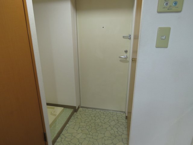 伊勢原七番館の玄関|反転タイプ