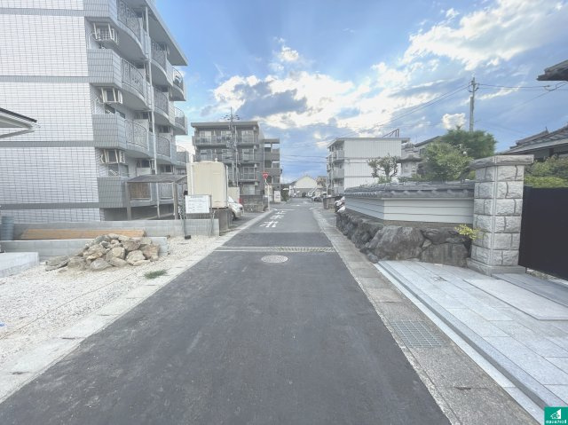 ★12(土)13(日)現地見学可能！★亀岡市篠町柏原町頭　第2期　全3邸の前面道路含む現地写真|周辺は閑静な住宅街！前面道路広々で車の出し入れも便利です。駐車が苦手な方でも安心して車庫入れできます！