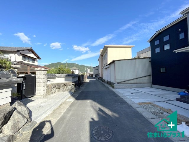 ★26(土)27(日)現地見学可能！★亀岡市篠町柏原町頭　第2期　全3邸の前面道路含む現地写真|周辺は閑静な住宅街！前面道路広々で車の出し入れも便利です。駐車が苦手な方でも安心して車庫入れできます！