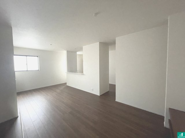 ★3(土)4(日)現地見学可能！★亀岡市篠町柏原町頭　第2期　全3邸の居間・リビング|シンプルなリビングは、観葉植物等のインテリアを楽しめますね！パパ好みにも、ママ好みにも家具次第で雰囲気を変えることができます！