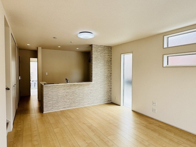 八王子市　川口町　新築一戸建て　７期の居間・リビング|～16.75帖の明るいLDKで、家族団欒の時間をお過ごしいただけます～