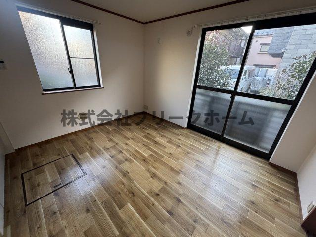 三鷹市井の頭１丁目のアパートの居間・リビング