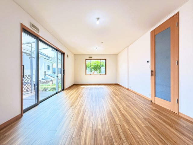 奈良県生駒市桜ケ丘の居間・リビング|◆広々二面採光で室内が明るく！◆