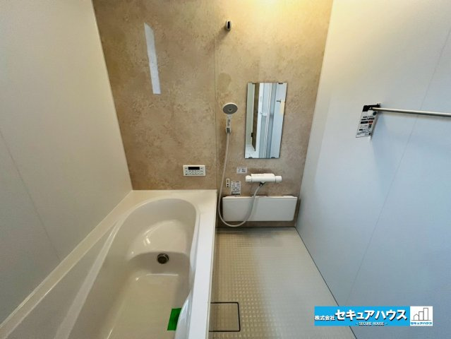【同施工物件ご案内可能】刈谷市井ケ谷町中切　全5棟の内観：施工例|【浴室イメージ】◆アクセントパネルで落ち着きのある雰囲気を演出します。毎日の疲れを癒やすバスタイムをお楽しみ下さい！◆窓付きで、カビの繁殖を抑える効果があります。◆追い炊き機能を備えたオートバスです。