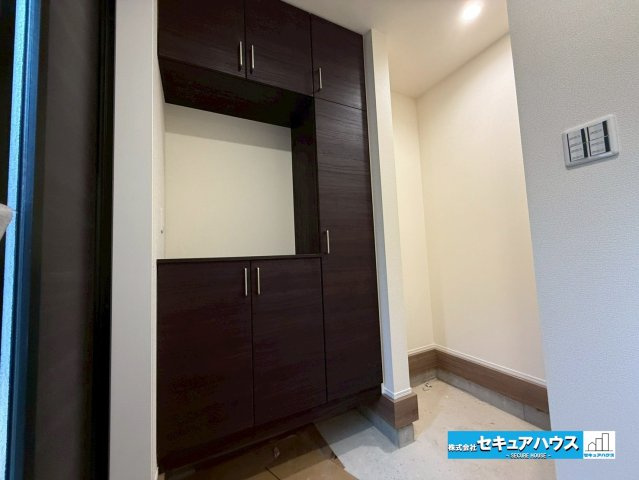 【同施工物件ご案内可能】刈谷市井ケ谷町中切　全5棟の内観：施工例|【玄関イメージ】
◆お家に出会う人々を迎える玄関だからこそ、広々清潔感あふれる空間にしたいものです。採光・通風にも配慮された設計で毎日明るい空間をキープします♪
◆ダブルロックキーで防犯面も安心です。