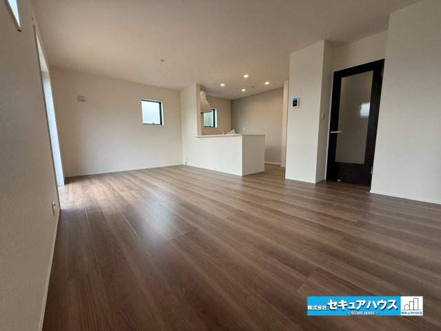 【同施工物件ご案内可能】刈谷市井ケ谷町中切　全5棟の内観：施工例|【LDKイメージ】
◆通学から帰宅し、リビングルームで会話を楽しむ子ども達。リビングから臨む景色は太陽色に染まり、解放感溢れゆったりとしたひと時を過ごすことが出来る素敵な空間です。　　　　　　　　　　