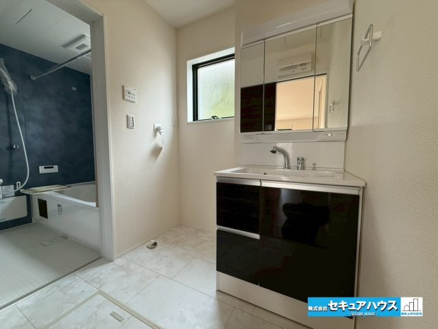 【同施工物件ご案内可能】刈谷市井ケ谷町中切　全5棟の内観：施工例|【洗面台イメージ】
◆鏡の裏にはたっぷりと収納スペースを標準装備！
◆電源を付属しているのでドライヤーなど利用できます。
◆洗面台下にも収納スペースがあり、洗剤やシャンプーのストックを入れられます。　