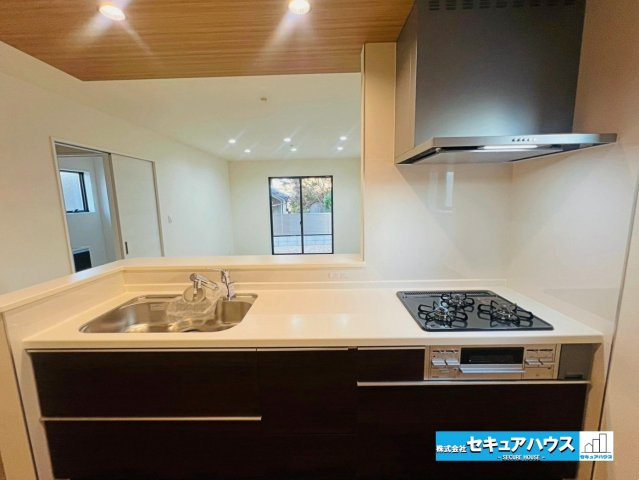 【同施工物件ご案内可能】刈谷市井ケ谷町中切　全5棟の内観：施工例|【浴室イメージ】◆アクセントパネルで落ち着きのある雰囲気を演出します。毎日の疲れを癒やすバスタイムをお楽しみ下さい！◆窓付きで、カビの繁殖を抑える効果があります。◆追い炊き機能を備えたオートバスです。