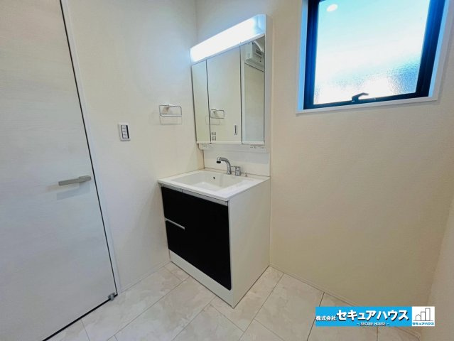 【同施工物件ご案内可能】刈谷市井ケ谷町中切　全5棟の内観：施工例|【高機能トイレイメージ】
◆高機能トイレの多くは便器のフタの開閉が自動であり、使用後に手動で水を流す面倒もなく非常に便利です。スタイリッシュな見た目で、お掃除しやすく、節水効果が高いです。　　　　　　