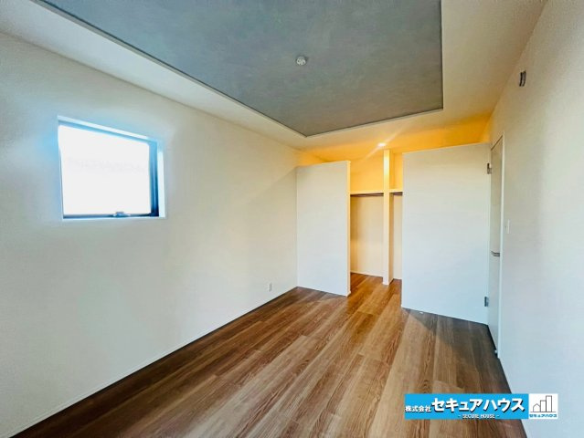 【同施工物件ご案内可能】刈谷市井ケ谷町中切　全5棟の内観：施工例|【洋室イメージ】
◆家族一人ひとりの大切なプライベート空間。趣味に合わせて使って頂けるようシンプルに仕上げてあります。暮らし心地を大きく左右する収納を、適材適所に配置し使い勝手を考慮しました。　　　　