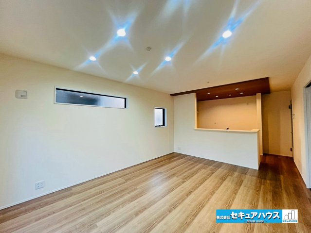 【本日ご案内可能】刈谷市井ケ谷町中切　全5棟の玄関|【シューズインクローゼット】
◆シューズボックスに合わせてシューズインクローゼット付きの玄関です。
◆可動棚となっているため高さ調整可能です。　　　　　　　　　　　　　　　　　　　　　　　　　　　　　
