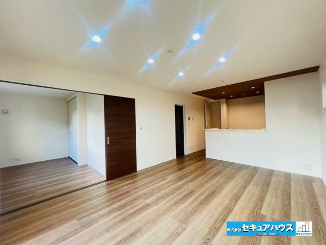 【同施工物件ご案内可能】刈谷市井ケ谷町中切　全5棟の内観：施工例|【玄関イメージ】
◆お家に出会う人々を迎える玄関だからこそ、広々清潔感あふれる空間にしたいものです。採光・通風にも配慮された設計で毎日明るい空間をキープします♪
◆ダブルロックキーで防犯面も安心です。