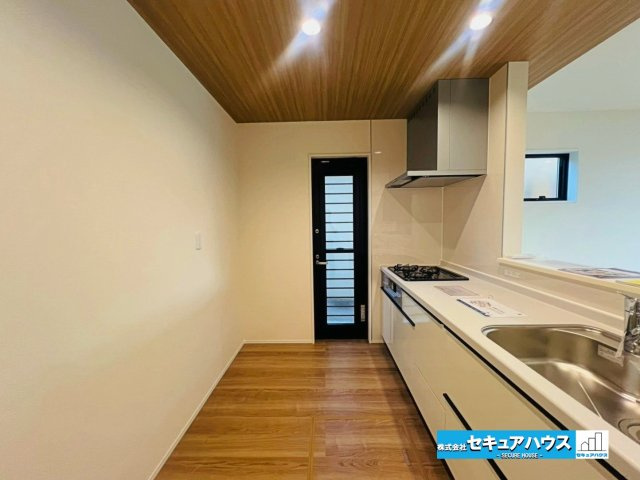 【本日ご案内可能】刈谷市井ケ谷町中切　全5棟のキッチン|【キッチンスペース】
◆広々としたキッチンスペースのため家族で並んで料理できます。
◆勝手口付きのためゴミ出しも楽にできます。
◆床下収納には飲み物やお米のストックをしまうことができます。　　　　　　