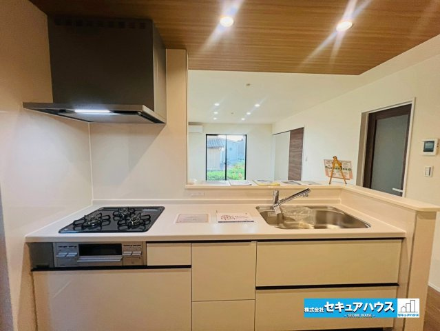 【同施工物件ご案内可能】刈谷市井ケ谷町中切　全5棟の内観：施工例|【キッチンイメージ】
◆同時にたくさんの料理が調理できる3口コンロ。「焼く・蒸す・煮る」の工程を同時進行で進めることができるので、料理を素早く作ることができます。育児でバタバタ忙しいママに嬉しい♪