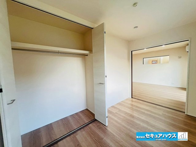 【同施工物件ご案内可能】刈谷市井ケ谷町中切　全5棟の内観：施工例|【洗面台イメージ】
◆鏡の裏にはたっぷりと収納スペースを標準装備！
◆電源を付属しているのでドライヤーなど利用できます。
◆洗面台下にも収納スペースがあり、洗剤やシャンプーのストックを入れられます。　
