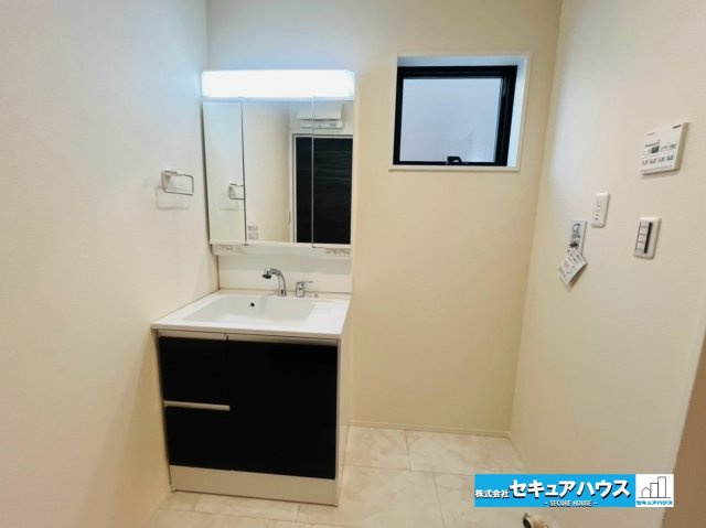 【本日ご案内可能】刈谷市井ケ谷町中切　全5棟の独立洗面台|【洗面台　5号棟】
◆鏡の裏にはたっぷりと収納スペースを標準装備！
◆電源を付属しているのでドライヤーなど利用できます。
◆洗面台下にも収納スペースがあり、洗剤やシャンプーのストックを入れられます。　