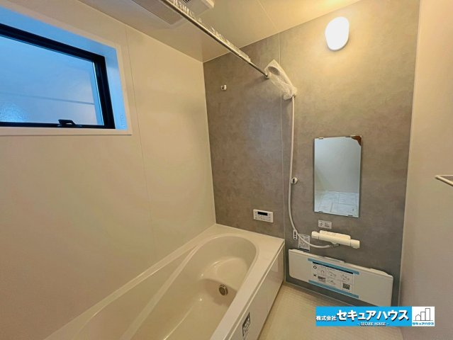 【本日ご案内可能】刈谷市井ケ谷町中切　全5棟の浴室|【浴室　5号棟】◆アクセントパネルで落ち着きのある雰囲気を演出します。毎日の疲れを癒やすバスタイムをお楽しみ下さい！◆窓付きで、カビの繁殖を抑える効果があります。◆追い炊き機能を備えたオートバスです。
