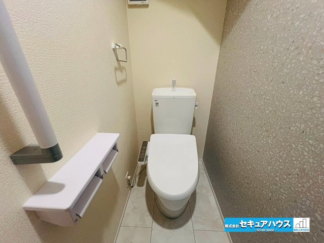 【本日ご案内可能】刈谷市井ケ谷町中切　全5棟のトイレ|【高機能トイレ　5号棟】
◆高機能トイレの多くは便器のフタの開閉が自動であり、使用後に手動で水を流す面倒もなく非常に便利です。スタイリッシュな見た目で、お掃除しやすく、節水効果が高いです。　　　　　　