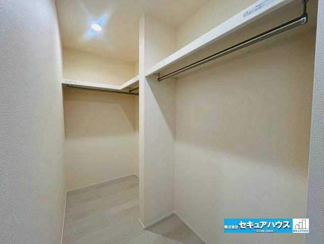 【本日ご案内可能】刈谷市井ケ谷町中切　全5棟の収納|【ウォークインクローゼット　5号棟】
◆L字のハンガーパイプが設置されており、沢山の洋服や荷物を収納することが可能です。
◆ダウンライト付きのため明るいところでお洋服を選ぶことができます。　　　　　　