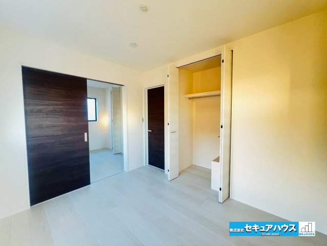 【本日ご案内可能】刈谷市井ケ谷町中切　全5棟の洋室|【洋室　5号棟】
◆家族一人ひとりの大切なプライベート空間。趣味に合わせて使って頂けるようシンプルに仕上げてあります。暮らし心地を大きく左右する収納を、適材適所に配置し使い勝手を考慮しました。　　　　