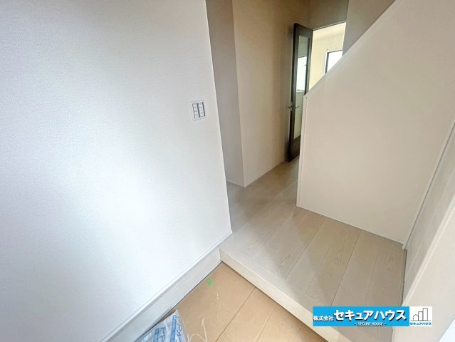 【本日ご案内可能】刈谷市井ケ谷町中切　全5棟の玄関|【玄関　5号棟】
◆お家に出会う人々を迎える玄関だからこそ、広々清潔感あふれる空間にしたいものです。採光・通風にも配慮された設計で毎日明るい空間をキープします♪　　　　　　　　　　　　　　　　　　　　