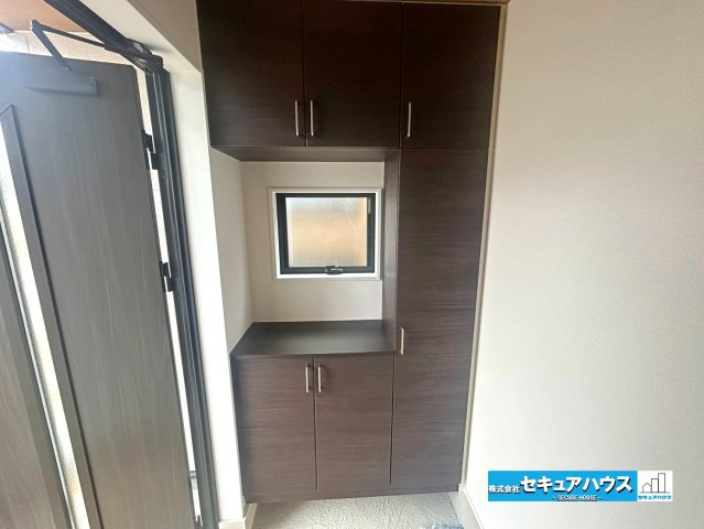 【本日ご案内可能】刈谷市井ケ谷町中切　全5棟の玄関|【玄関　5号棟】
◆収納力の高いシューズボックス付きで家族の靴もすっきりと片付きます。
◆ダブルロックキーで防犯面も安心です。　　　　　　　　　　　　　　　　　　　　　　　　　　　　　　　　　　　　　