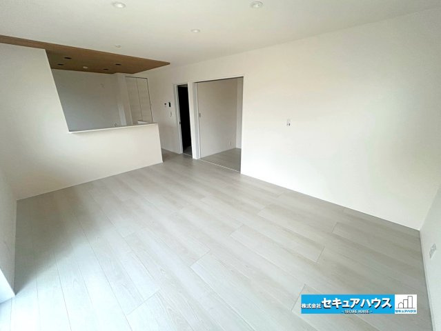 【本日ご案内可能】刈谷市井ケ谷町中切　全5棟の居間・リビング|【LDK　5号棟】
◆通学から帰宅し、リビングルームで会話を楽しむ子ども達。リビングから臨む景色は太陽色に染まり、解放感溢れゆったりとしたひと時を過ごすことが出来る素敵な空間です。　　　　　　　　　　