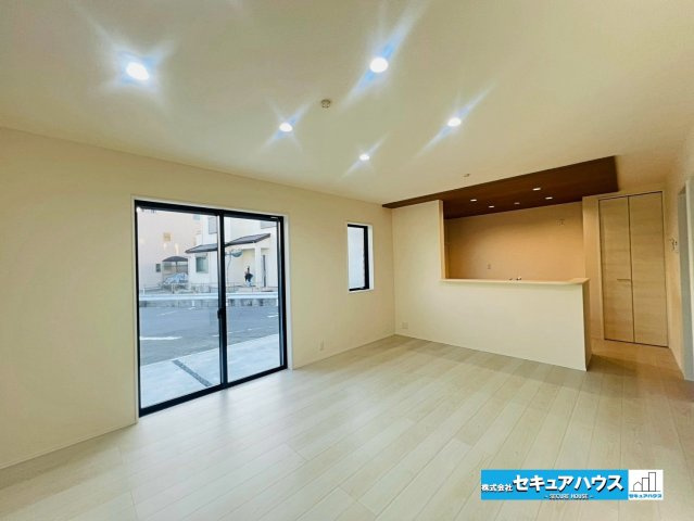 【本日ご案内可能】刈谷市井ケ谷町中切　全5棟の居間・リビング|【LDK15.7帖】
◆通学から帰宅し、リビングルームで会話を楽しむ子ども達。リビングから臨む景色は太陽色に染まり、解放感溢れゆったりとしたひと時を過ごすことが出来る素敵な空間です。　　　　　　　　　