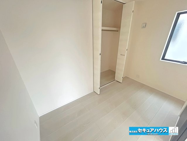 【本日ご案内可能】刈谷市井ケ谷町中切　全5棟の洋室|【リビングに続く洋室　5号棟】
◆扉を開ければリビングの開放感が増します。お子様の遊び場や階段の上り下りが不要なため将来の寝室として活躍し、扉を閉めれば客間として利用できる汎用性の高さが魅力です。　　