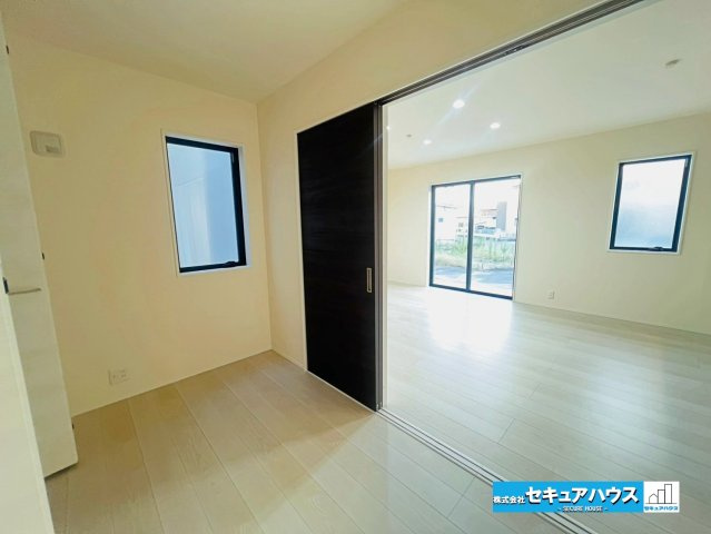 【本日ご案内可能】刈谷市井ケ谷町中切　全5棟の洋室|【リビングに続く洋室3.5帖】
◆扉を開ければリビングの開放感が増します。お子様の遊び場や階段の上り下りが不要なため将来の寝室として活躍し、扉を閉めれば客間として利用できる汎用性の高さが魅力です。　　