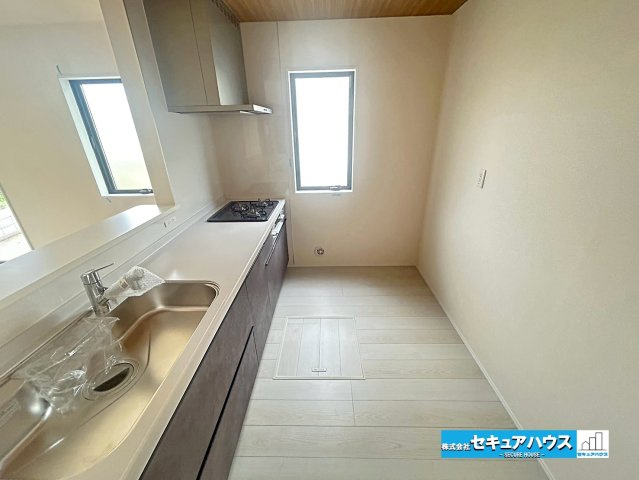 【本日ご案内可能】刈谷市井ケ谷町中切　全5棟のキッチン|【キッチンスペース　5号棟】
◆広々としたキッチンスペースのため家族で並んで料理できます。
◆キッチンの窓は熱気や匂いを逃がす役割があります。
◆床下収納付きのキッチンです♪　　　　　　　　　　　　　