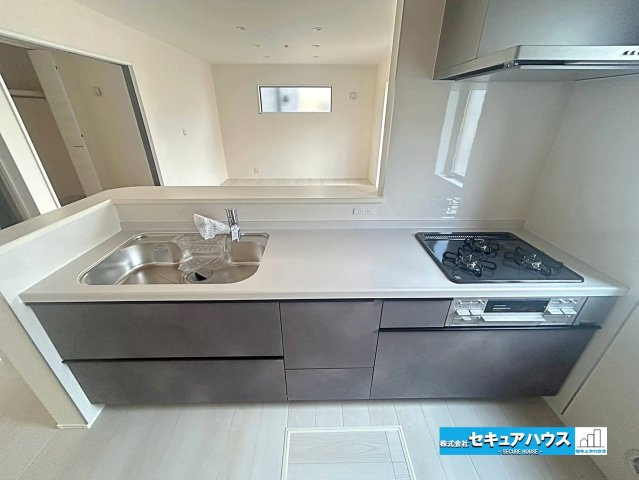 【本日ご案内可能】刈谷市井ケ谷町中切　全5棟のキッチン|【キッチン　5号棟】
◆同時にたくさんの料理が調理できる3口コンロ。「焼く・蒸す・煮る」の工程を同時進行で進めることができるので、料理を素早く作ることができます。育児でバタバタ忙しいママに嬉しい♪　　