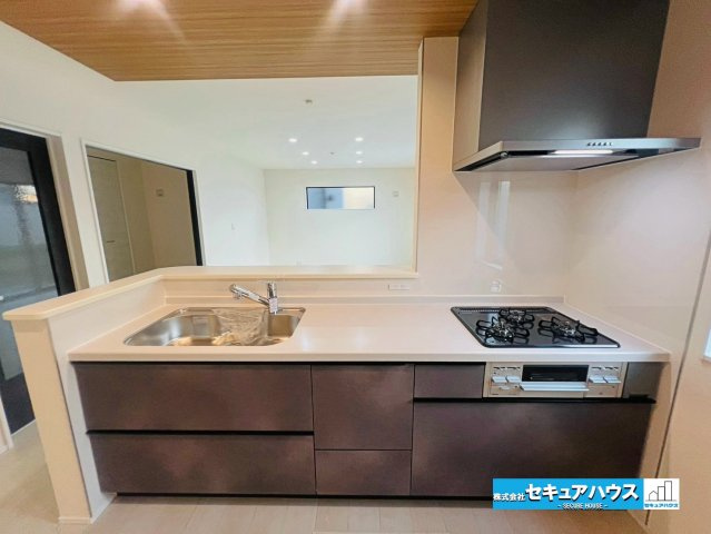【本日ご案内可能】刈谷市井ケ谷町中切　全5棟のキッチン|【キッチン】
◆同時にたくさんの料理が調理できる3口コンロ。「焼く・蒸す・煮る」の工程を同時進行で進めることができるので、料理を素早く作ることができます。育児でバタバタ忙しいママに嬉しい♪　　　　　　