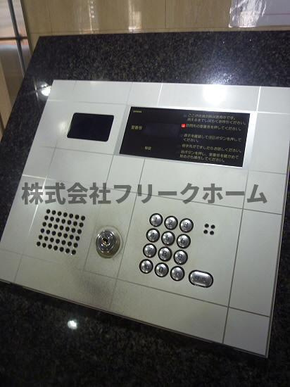 三鷹市上連雀２丁目の賃貸マンションのエントランス