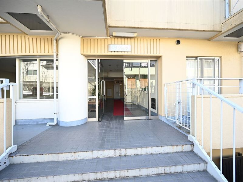 日野市南平１丁目の賃貸マンションのエントランス