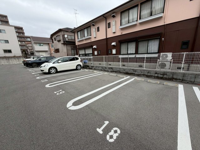 アビタシオン仁川の駐車場|車をお持ちの方に嬉しい駐車場付きの物件です