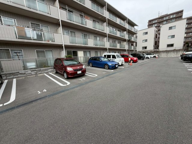 アビタシオン仁川の駐車場|駐車スペースもあります
