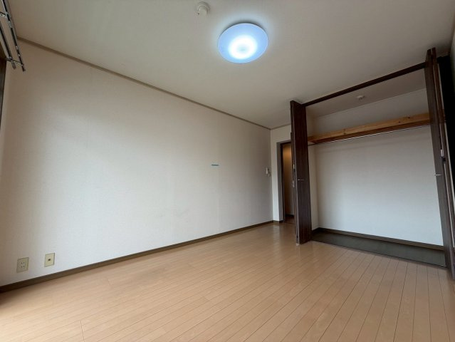 アビタシオン仁川の寝室|こちらのリビングで趣味の時間をお楽しみください