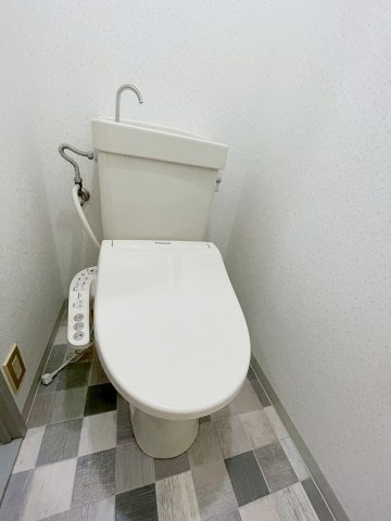 ガーデンハイツ山本のトイレ|落ち着いた色調のトイレです