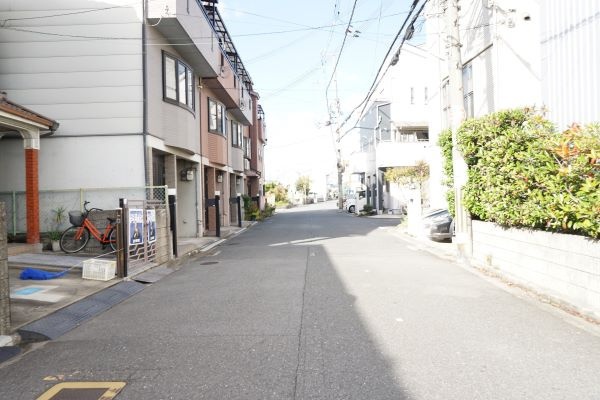 売土地　大東市泉町2丁目（建築条件無し・更地渡し）の前面道路含む現地写真